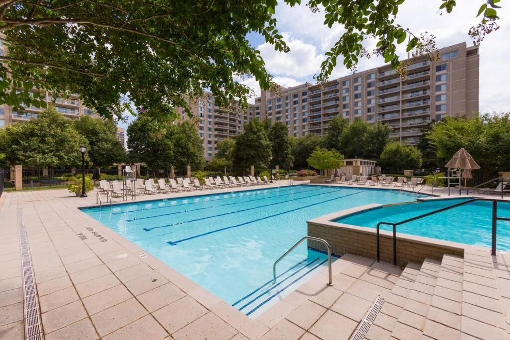 Awesome 1 Bedroom Apt + Den At Crystal City With Gym Arlington Ngoại thất bức ảnh